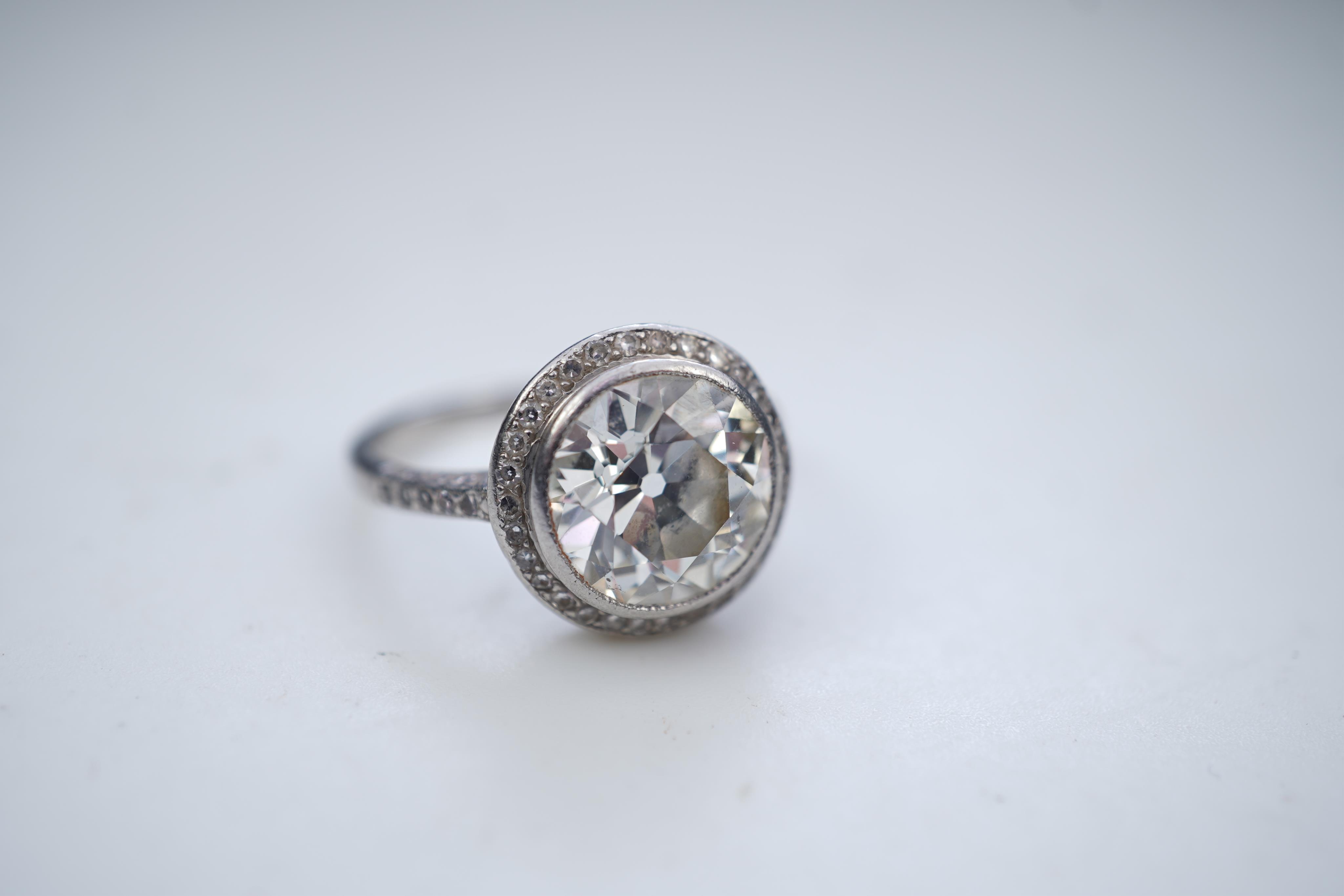 An attractive diamond ring, early 20th century